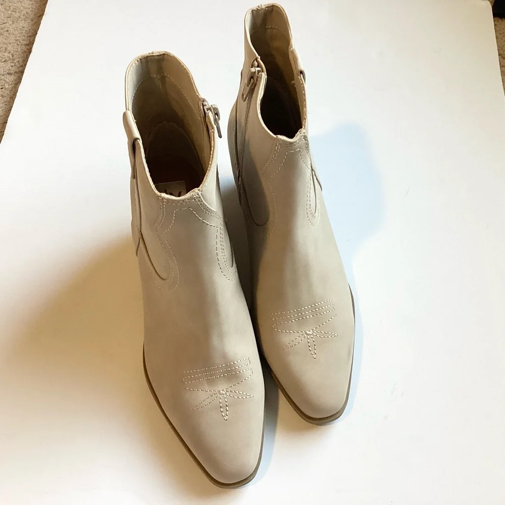 NWOT DV by Dolce Vita Pueblo Short Western Boots - Sand - 9 - Picture 4 of 10